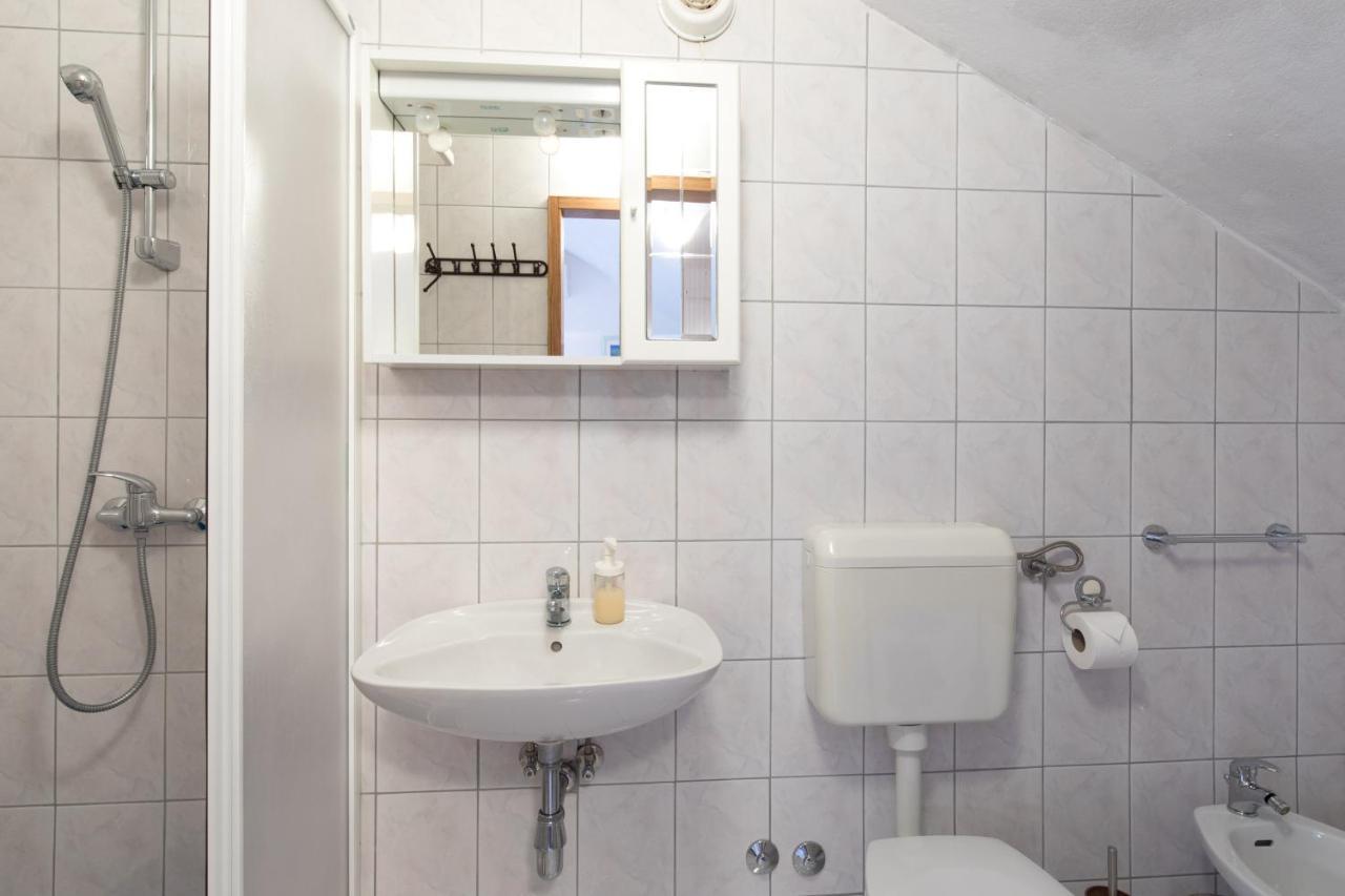 Apartment Glorija With Balcony Башка Екстер'єр фото
